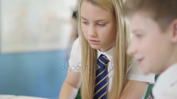 Νεαρό Αγόρι Και Κορίτσι Κοιτάζοντας Φορητό Υπολογιστή Βοηθώντας Ένας Τον Βίντεο Αρχείου