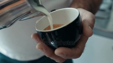 kahve hazırlama ve model içinde köpük oluşturma barista eller yukarı 4k kapatın