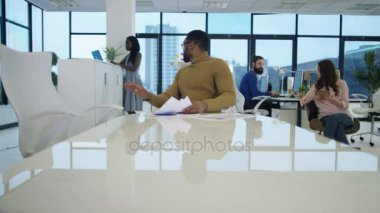 4 k neşeli yaratıcı tasarım ekibi modern ofisinde çalışıyor