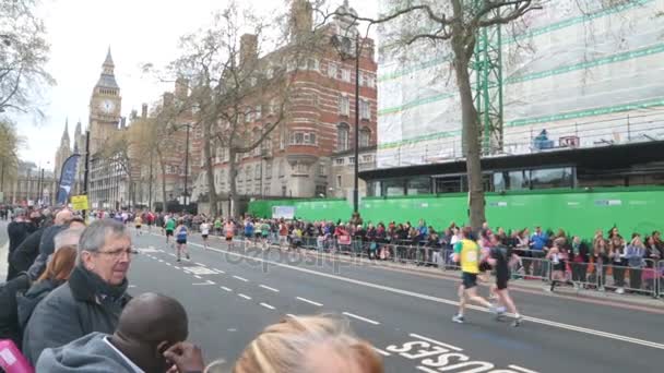 Londýn Anglie Velká Británie 2016 Běžci Maratonu Londýn 2016 Hnalo — Stock video