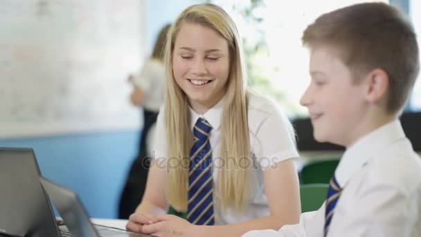 4K在校儿童在课堂上从事计算机工作 年轻女孩帮助男孩 — 图库视频影像
