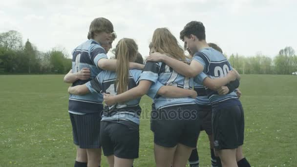 Młodych Graczy Rugby Płci Męskiej Żeńskiej Stłoczyć Boisko Szkolne — Wideo stockowe