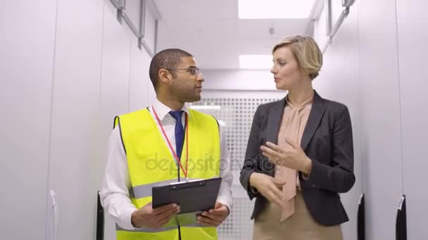 Groep Van Technici Van Computer Controleren Van Machines Een Data — Stockvideo