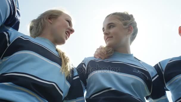 Teenie Gruppe Einem Gedränge Auf Dem Schulsportplatz Mit Teamdiskussion Vor — Stockvideo