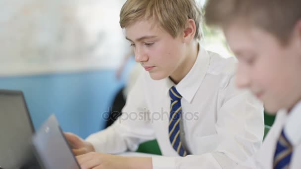 Les Jeunes Garçons Travaillent Ordinateur Entraident École — Video