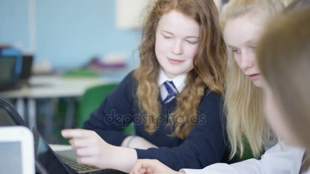 Groep Van Jonge Meisjes Kijken Laptop School Klas — Stockvideo
