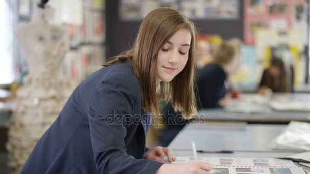 Porträt Lächelnde Teenie Mädchen Bei Der Arbeit Einem Projekt Der — Stockvideo