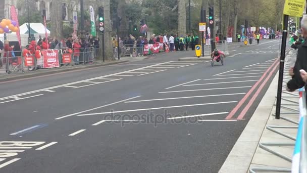 London England 2016 Atleten Kørestol Deltager London Marathon 2016 – Stock-video