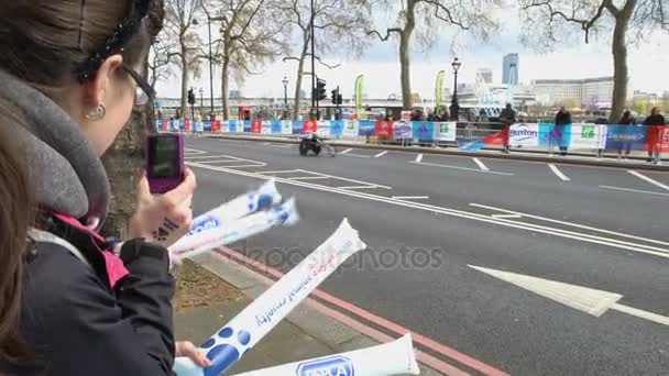 London England 2016 Idrottsman Rullstol Tävlar 2016 London Marathon — Stockvideo