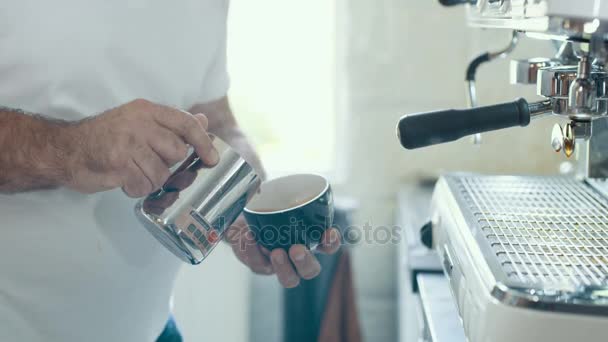 Barista Cafe Přípravě Čerstvé Kávy Stroje Nalil Sterilizoval Mléko — Stock video