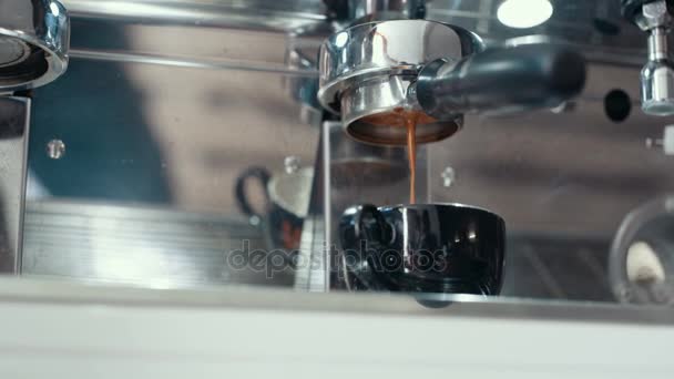 Brygga Kaffe Från Maskin Närbild Med Varm Vätska Filtreras Koppen — Stockvideo