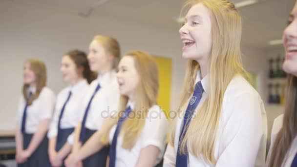 年轻女生在学校音乐课上一起唱歌 — 图库视频影像