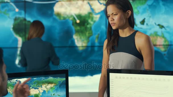 Equipe Negócios Sala Controle Com Grande Mapa Mundo Gráfico Parede — Vídeo de Stock