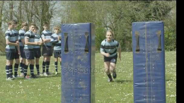 Młodzi Rugby Gracze Mężczyzna Kobieta Grający Meczu Boisku Szkolnym — Wideo stockowe