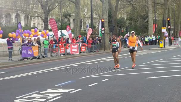Londyn Wielka Brytania 2016 Biegaczy Maratonie Londyn 2016 Dopingowali Tłum — Wideo stockowe