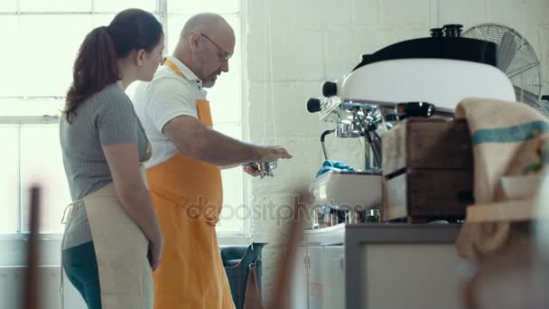 カフェ オーナーのコーヒー マシンを使用する職員の訓練 — ストック動画