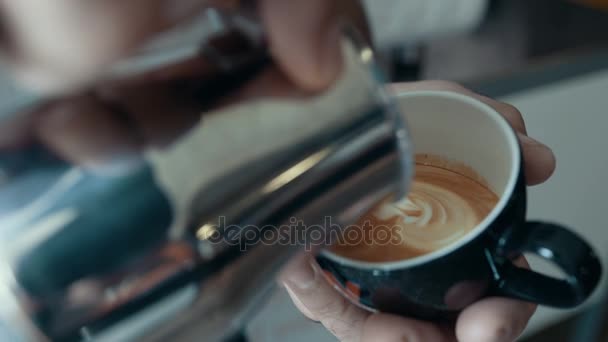 가까이 커피를 거품에 패턴을 만드는 스타의 — 비디오