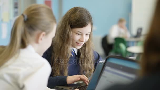 School Children Working Computers Class Girl Giving Help Friend – Stock-video