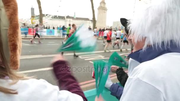 ロンドン イングランド イギリス 2016 群衆元気づけられる 2016 ロンドン マラソン ランナー — ストック動画