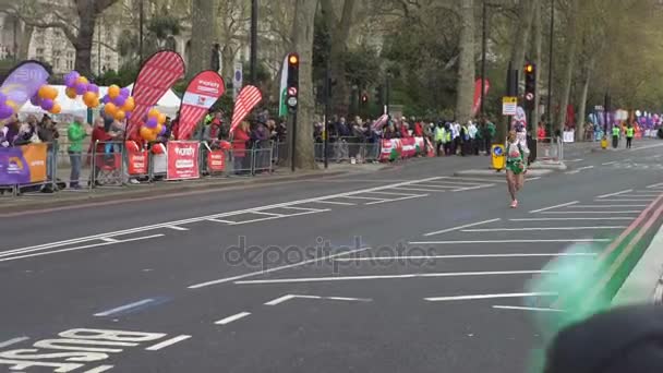 英格兰 2016年 2016年伦敦马拉松赛的赛跑者在观众的欢呼中 — 图库视频影像
