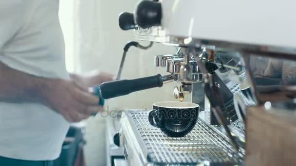 Cafe Barista Przygotowywanie Świeżych Kaw Maszyny Leje Parze Mleka — Wideo stockowe