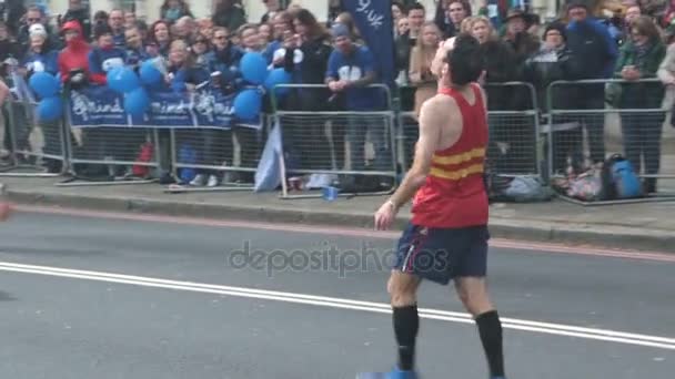 London England 2016 Runners 2016 London Marathon Being Cheered Crowd — Stock Video