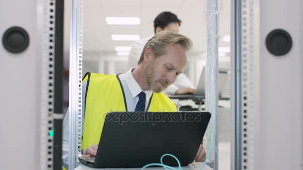 Технічні Інженери Проводять Перевірку Кімнаті Сервера Центру Обробки Даних Колегами — стокове відео