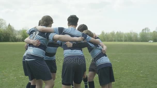 Unga Rugbyspelare Kurva Skolans Idrottsplan — Stockvideo