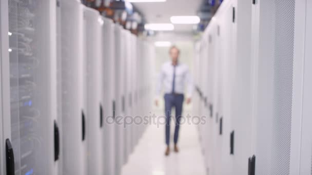 Engenheiro Sorridente Retrato Sala Servidor Data Center — Vídeo de Stock