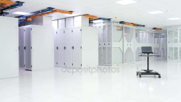 サーバー ラックの行を持つ大規模な近代的なデータ センターの内部で空 — ストック動画