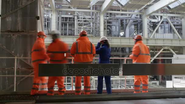 Časová Prodleva Práce Týmu Inženýrů Pracují Společně Uvnitř Elektrárna — Stock video