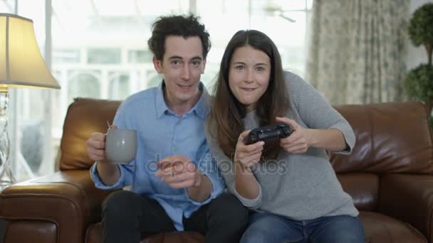 Mulher Competitiva Jogando Videogames Casa Com Namorado Lado Dela — Vídeo de Stock