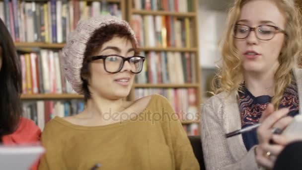 Estudantes Sexo Feminino Estudando Juntas Alojamento Compartilhado — Vídeo de Stock