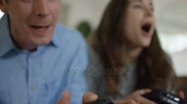 4 k rekabetçi çift birlikte evde video oyunları oynamak