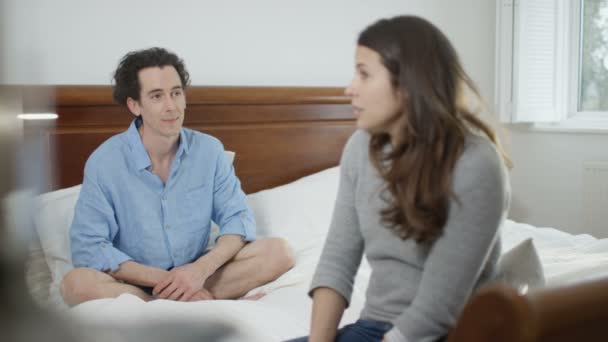 Paar Mit Beziehungsproblemen Mit Emotionalen Gesprächen Schlafzimmer — Stockvideo