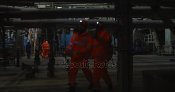 Ingenjörer Går Genom Kraftverket Med Andra Arbetstagare Bakgrunden — Stockvideo