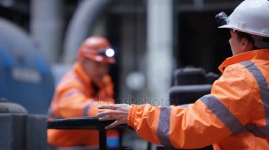 4 k erkek ve dişi mühendislerince santral boru hattında bir vana kapatma 