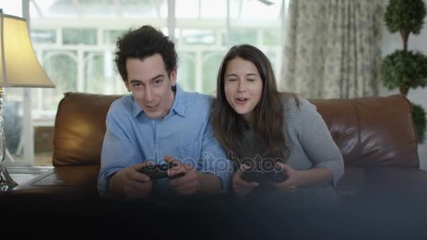 Pareja Competitiva Jugando Videojuegos Juntos Casa — Vídeo de stock