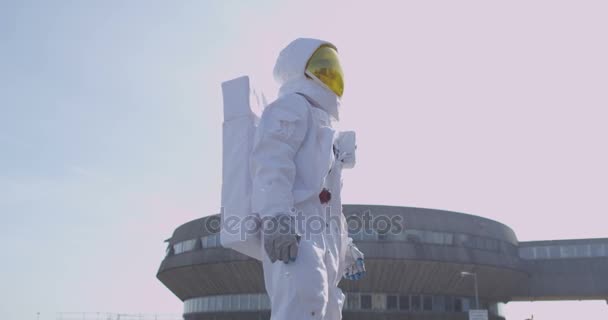 Astronaut Zoek Naar Tekenen Van Leven Buiten Verlaten Kerncentrale — Stockvideo