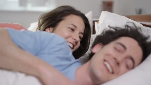 Pareja Feliz Disfrutando Los Afectos Mañana Temprano Dormitorio — Vídeos de Stock