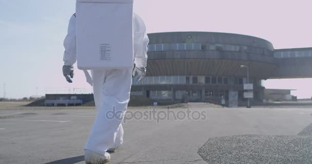 Astronaut Zoek Naar Tekenen Van Leven Buiten Verlaten Kerncentrale — Stockvideo