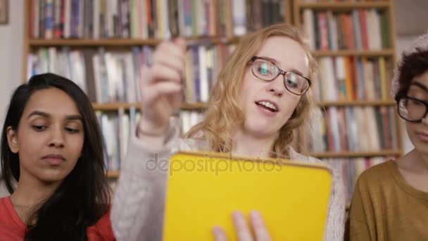 Studenti Donne Che Studiano Insieme Alloggi Condivisi — Video Stock