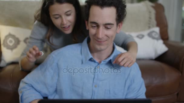 Casal Alegre Relaxante Casa Fazendo Chamada Vídeo Laptop — Vídeo de Stock