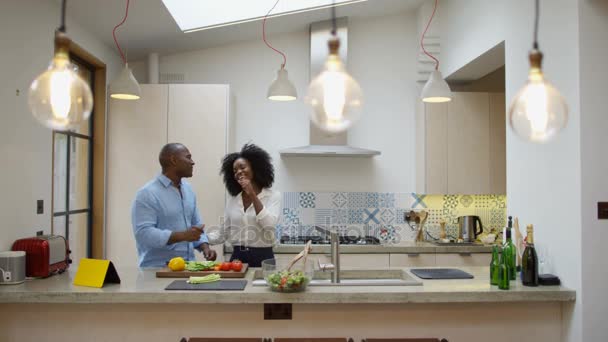 Glücklich Anhängliches Paar Tanzt Während Sie Hause Der Küche Gemeinsam — Stockvideo