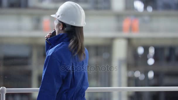 Vrouwelijke Ingenieur Geleidende Controle Elektriciteitscentrale Praten Radio — Stockvideo