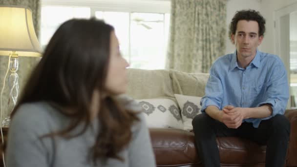 Couple Avec Des Problèmes Relationnels Ayant Une Conversation Émotionnelle Maison — Video