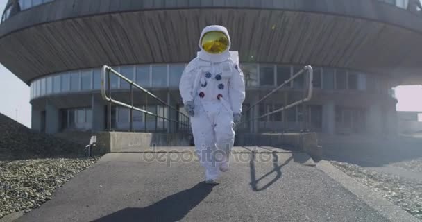 面白い宇宙飛行士ミッションを切り抜けて彼とダンスをしている建物を制御 — ストック動画