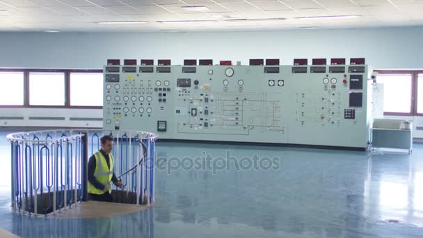 Trabalhadores Sala Controle Usina Energia Olhando Para Painel Controle Sistema — Vídeo de Stock