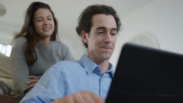 Veselý Pár Doma Dělat Video Volání Laptop — Stock video
