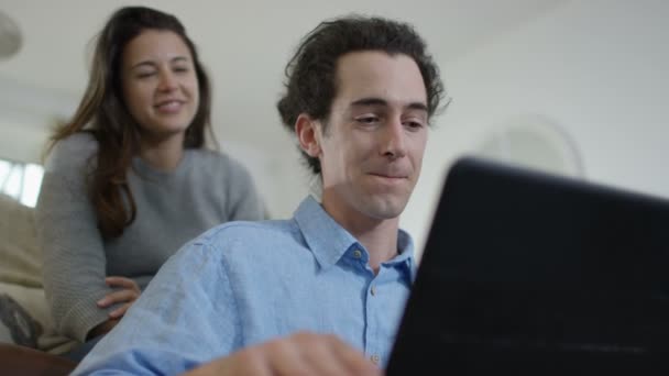 Casal Alegre Relaxante Casa Fazendo Chamada Vídeo Laptop — Vídeo de Stock